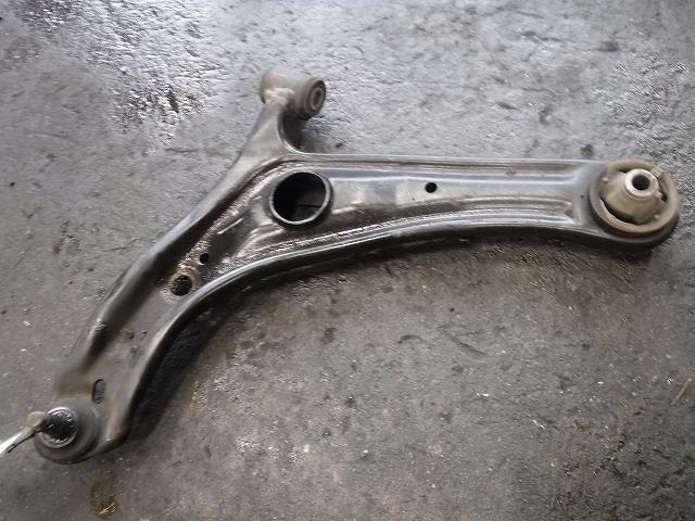 【中古】中古部品 ポルテ NNP11 左フロントロアアーム 【3340140100-001601511751740】