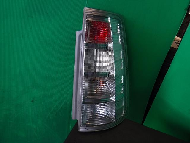 【中古】中古部品 シエンタ NCP81G 右テールランプ 【3340140100-000021385715500】