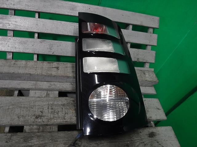 【中古】中古部品 シエンタ NCP81G 右テールランプ 【3340140100-001561372015500】