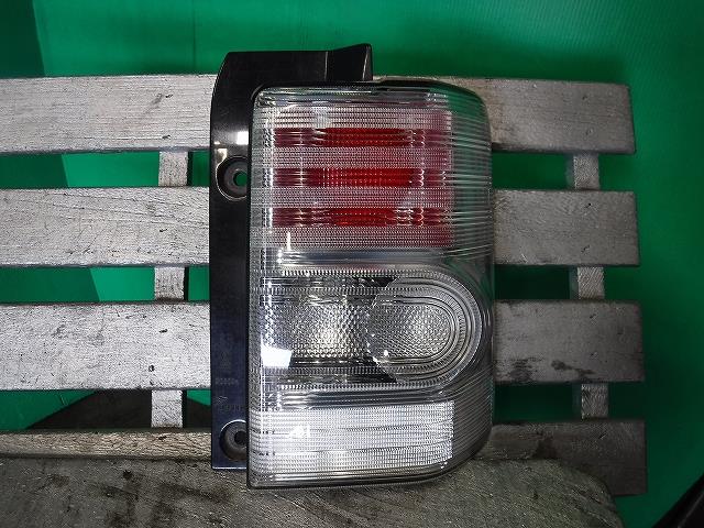 【中古】中古部品 ムーヴコンテ L575S 右テールランプ 【3340140100-001655241315500】