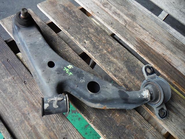 【中古】中古部品 プレオ RA1 右フロントロアアーム 【3340140100-001068892451720】