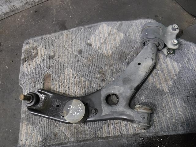 【中古】中古部品 プレマシー CREW 右フロントロアアーム 【3340140100-001706072351720】