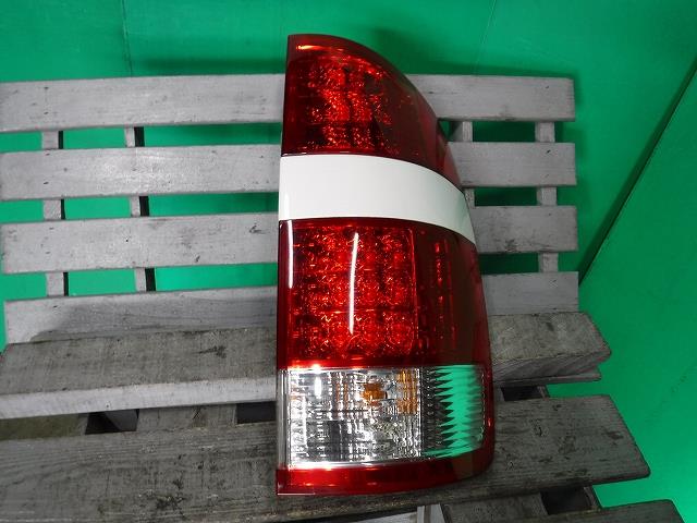【中古】中古部品 ノア AZR60G 右テールランプ 【3340140100-001576019615500】