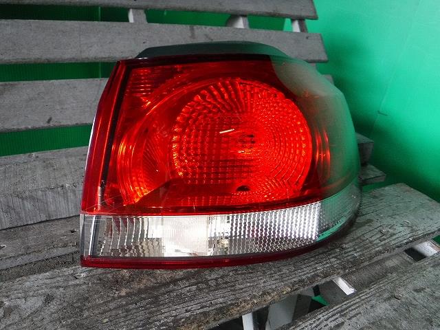 【中古】中古部品 VW ゴルフ 1KCAX 右テールランプ 【3340140100-001480778015500】