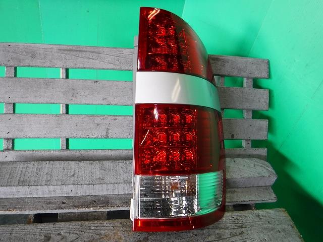 【中古】中古部品 ノア AZR60G 右テールランプ 【3340140100-001413869415500】