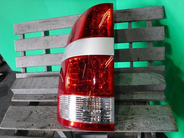 【中古】中古部品 ノア AZR60G 左テールランプ 【3340140100-001413869515600】