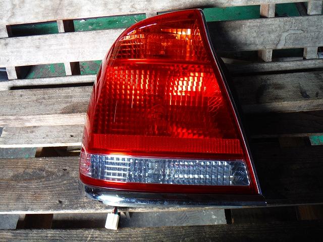 【中古】中古部品 クラウンマジェスタ UZS171 左テールランプ 【3340140100-001063559515600】