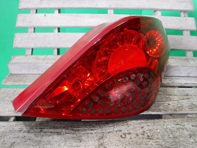 【中古】中古部品 プジョー 207 A75FW 右テールランプ 【3340140100-001367967315500】