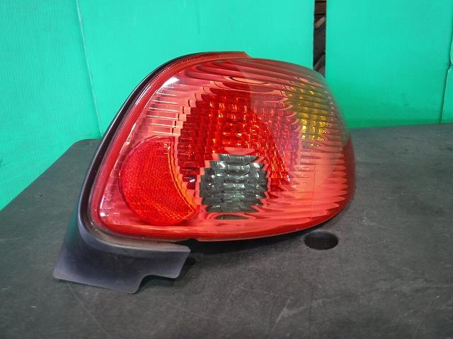 【中古】中古部品 プジョー 206 右テールランプ 【3340140100-001711157315500】