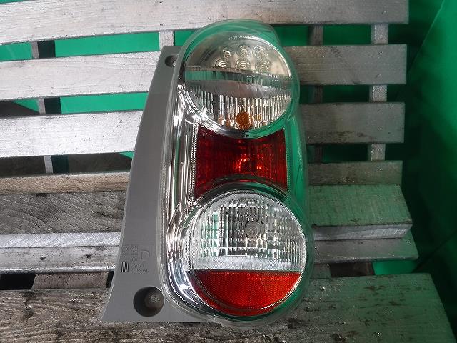 【中古】中古部品 パッソ KGC30 右テールランプ 【3340140100-001621709815500】
