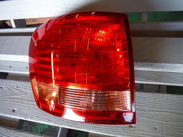 【中古】中古部品 イプサム ACM21W 左テールランプ 【3340140100-001135139715600】
