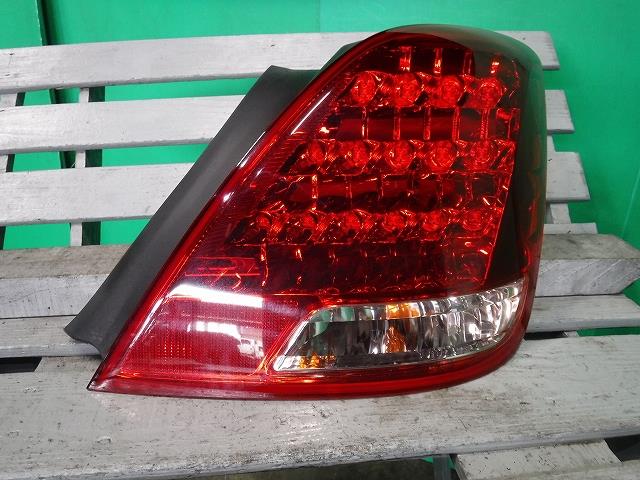 【中古】中古部品 クラウンマジェスタ UZS186 右テールランプ 【3340140100-001459533015500】