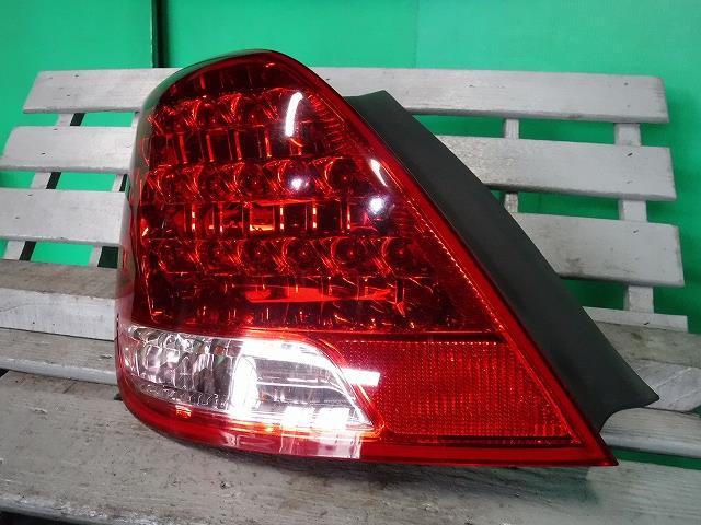 【中古】中古部品 クラウンマジェスタ UZS186 左テールランプ 【3340140100-001459533115600】