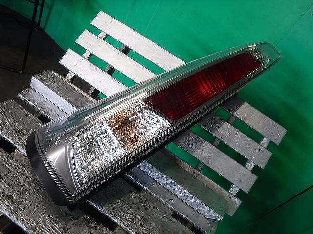 【中古】中古部品 セレナ C26 左テールランプ 【3340140100-001591876315600】