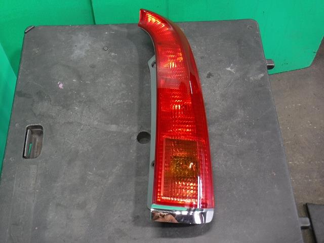 【中古】中古部品 ストリーム RN1 右テールランプ 【3340140100-001583625615500】