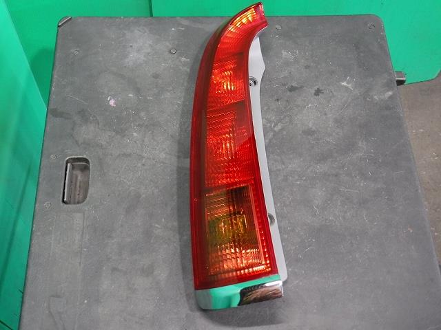 【中古】中古部品 ストリーム RN1 左テールランプ 【3340140100-001583625715600】