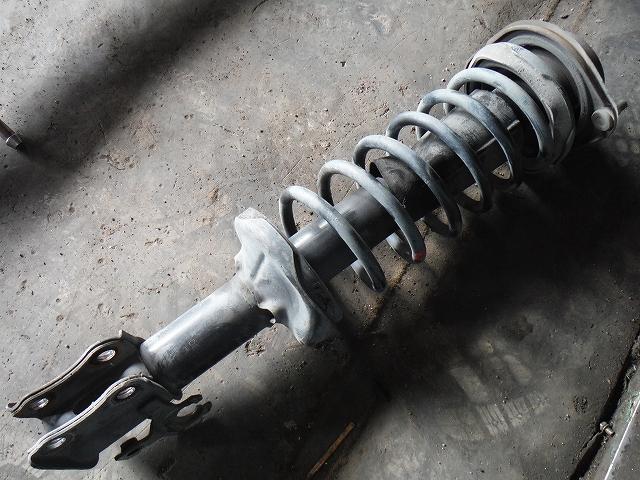 【中古】中古部品 デミオ DW3W 右フロントストラット 【3340140100-001035639850110】