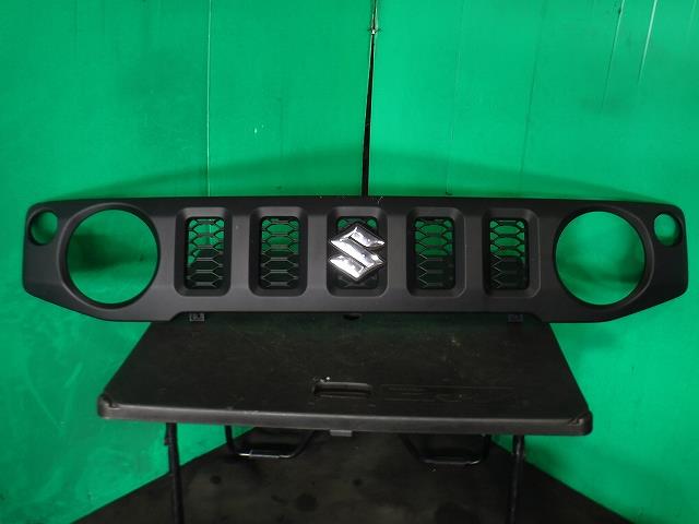 Front Grill - 【中古】中古部品 ジムニー JB64W ラジエータグリル 【3340140100-001707376610400】