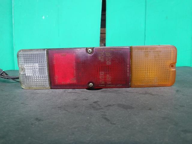 【中古】中古部品 ジムニー SJ30 右テールランプ 【3340140100-000021394915500】