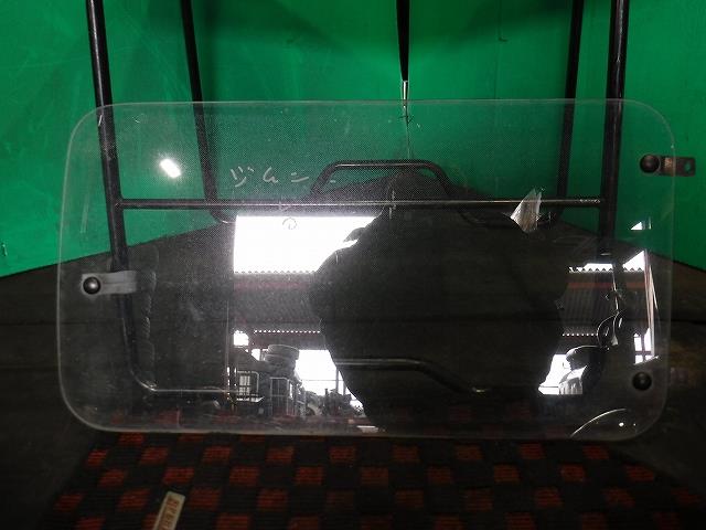 メーカー スズキ 車名 ジムニー 型式類別 グレード F 4WD 認定型式 H-SJ30 車両タイプ 3DJバン 年式 S56/5 シフト 4F 駆動 通称型式 SJ30F エンジン型式 LJ50 ミッション型式 アクスル型式 車体色 緑 緑 車体色No トリム色No 走行距離(Km) 66,714 メーカー純正品番 部品メーカー品番 保証 0ヶ月/0km 付加情報 強化ガラス,クリア,チルト式,アサヒM243,擦傷多数 商品情報 (1)[全体,その他,フィルム跡] ※純正番号およびモデル番号は参考としてください。※リビルト部品を購入される際のお願い【再生部品】と表示されているものをリビルト部品と呼んでいます。リビルト部品の場合には、交換時に取り外した部品をご返却していただく場合があります。詳しくはこちら※大物商品(ドア・ボンネット・バンパー等)は個人宅への配送ができない場合がございます。その場合、最寄りの配送業者支店止め等の対応となりますので、あらかじめご了承ください。 ページ上部へ【中古】中古部品 ジムニー SJ30 右クォーターガラス 【3340140100-000021394917280】
