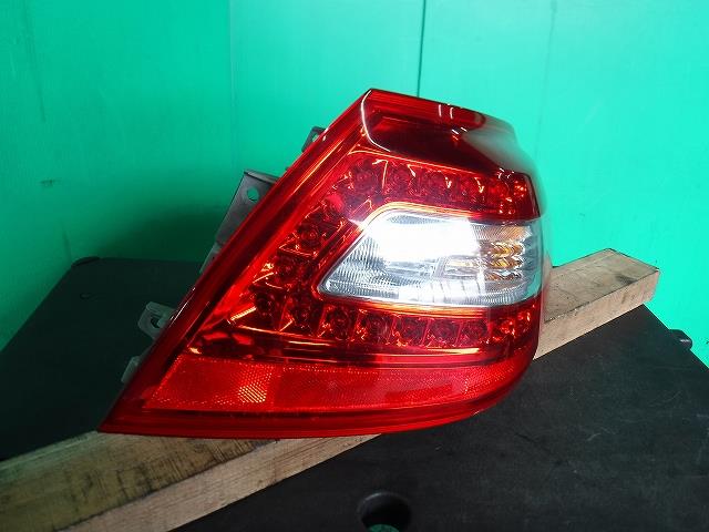 【中古】中古部品 ティアナ J32 右テールランプ 【3340140100-001575567415500】