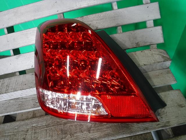 【中古】中古部品 クラウンマジェスタ UZS186 左テールランプ 【3340140100-001551743015600】