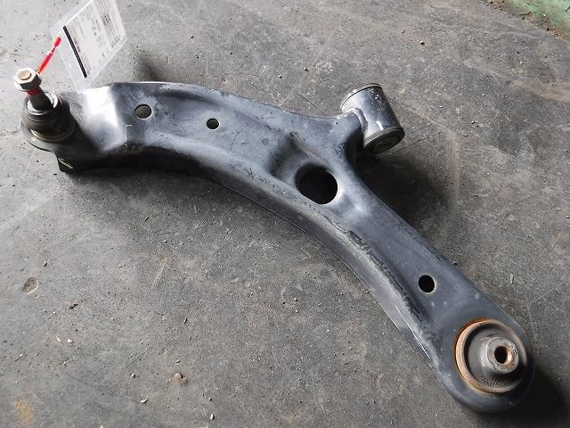 【中古】中古部品 ソリオ MA15S 左フロントロアアーム 【3340140100-001389677751740】