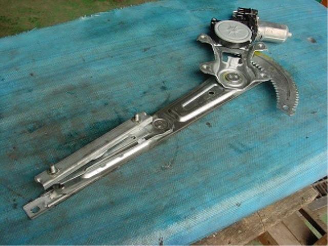 【中古】中古部品 パッソ KGC10 右フロントドアレギュレータ・モーター 【3340140100-000567563113120】