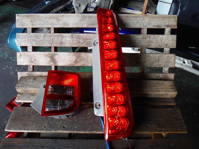 【中古】中古部品 アイシス ANM10W 右テールランプ 【3340140100-001077750215500】