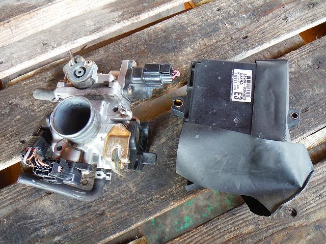 メーカー スズキ 車名 ワゴンR 型式類別 11361-0036 グレード 660 N-1 認定型式 UA-MC22S 車両タイプ 年式 H15/6 シフト 駆動 通称型式 エンジン型式 K6A-DE ミッション型式 アクスル型式 車体色 白 車体色No 26U トリム色No D01 走行距離(Km) 212,000 メーカー純正品番 33920-83HA0 部品メーカー品番 E6T18371H 保証 1ヶ月/1000km 付加情報 ***/スロットルボディー付き(刻印83H0); ★純正No33920-83HA0; ★製造メーカー名ミツビシ; ★製造メーカーNoE6T18371H; ★EG型式【K6A-DE】; ★走行Km 商品情報 ※純正番号およびモデル番号は参考としてください。※リビルト部品を購入される際のお願い【再生部品】と表示されているものをリビルト部品と呼んでいます。リビルト部品の場合には、交換時に取り外した部品をご返却していただく場合があります。詳しくはこちら※大物商品(ドア・ボンネット・バンパー等)は個人宅への配送ができない場合がございます。その場合、最寄りの配送業者支店止め等の対応となりますので、あらかじめご了承ください。 ページ上部へ【中古】中古部品 ワゴンR MC22S エンジンコンピューター 【3340140100-001063765163100】