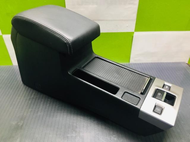 【中古】中古部品 レヴォーグ VM4 コンソールボックス 【3330530100-000004920077100】