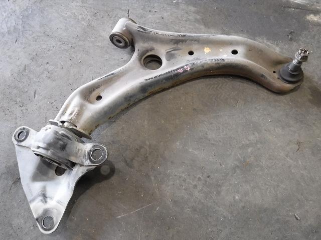 【中古】中古部品 フィット GE6 右フロントロアアーム 【3340140100-001579170651720】