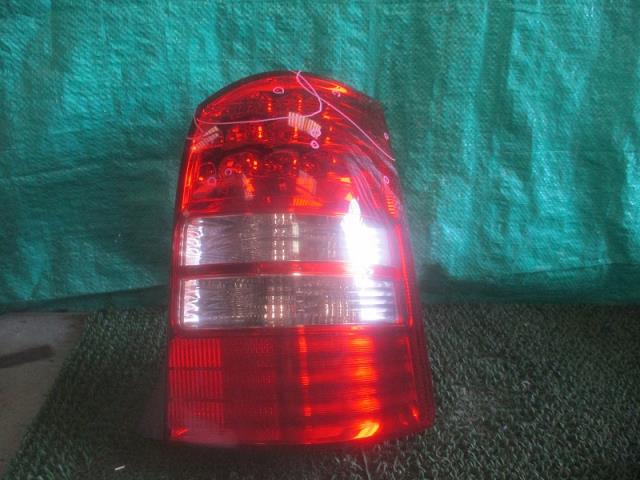 【中古】中古部品 ウィッシュ ZNE10G 右テールランプ 【3500080000-220207000315500】