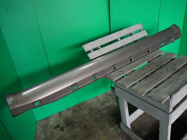 【中古】中古部品 ヴォルツ ZZE136 右サイドステップ 【3340140100-001300872813700】