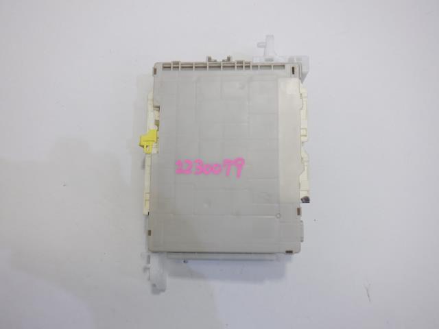 【中古】中古部品 アクア NHP10 ヒューズボックス 【3310250100-000223007967800】