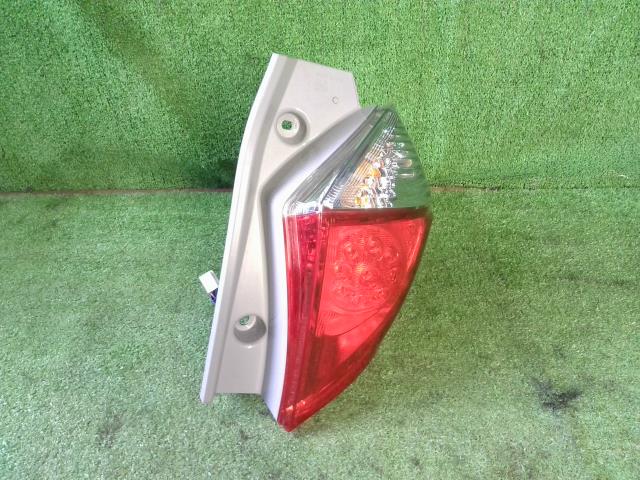 【中古】中古部品 ラクティス NCP120 右テールランプ 【3260070000-220603000315500】