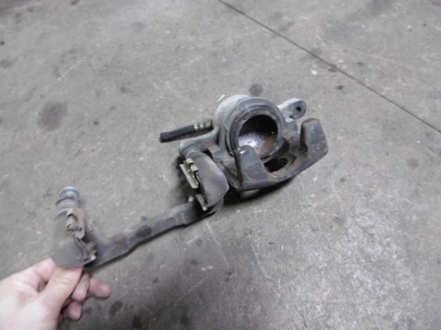 【中古】中古部品 キャリィ DA63T 右フロントキャリパー 【3310410000-001226294344330】