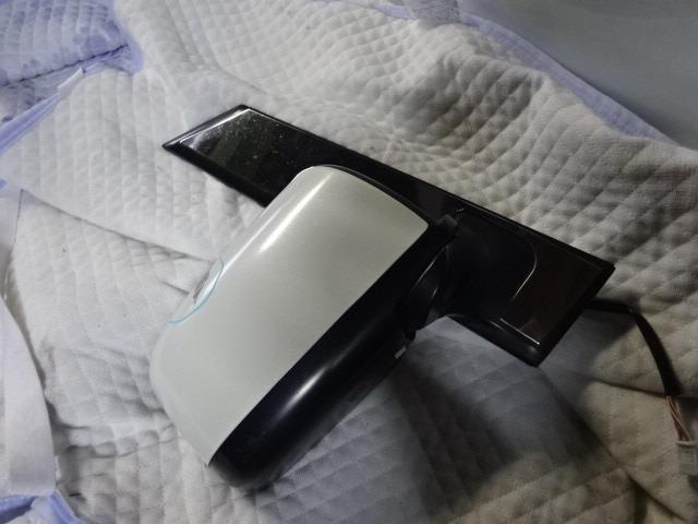 メーカー 日産 車名 セレナ 型式類別 15030-0110 グレード 2000 20G 認定型式 CBA-C25 車両タイプ 5DBOXワゴン 年式 H17/10 シフト 駆動 通称型式 エンジン型式 MR20-DE ミッション型式 アクスル型式 車体色 パール 車体色No QX1 トリム色No P 走行距離(Km) 223,000 メーカー純正品番 96301-CY100 部品メーカー品番 保証 0ヶ月/0km 付加情報 ★車体色No【QX1】パール;電格5P ,(1)こすれ 60mm (2)素地スレ多少 他小傷飛び傷 (3)その他() メッキ貼り 商品情報 ※純正番号およびモデル番号は参考としてください。※リビルト部品を購入される際のお願い【再生部品】と表示されているものをリビルト部品と呼んでいます。リビルト部品の場合には、交換時に取り外した部品をご返却していただく場合があります。詳しくはこちら※大物商品(ドア・ボンネット・バンパー等)は個人宅への配送ができない場合がございます。その場合、最寄りの配送業者支店止め等の対応となりますので、あらかじめご了承ください。 ページ上部へ【中古】中古部品 セレナ C25 右サイドミラー 【3310410000-001639947913500】