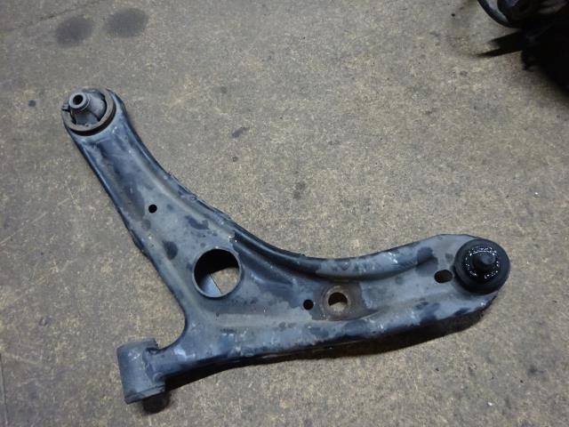 【中古】中古部品 シエンタ NCP81G 左フロントロアアーム 【3310410000-000213080251740】