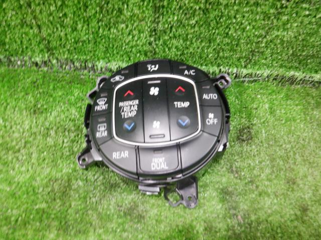 【中古】中古部品 ヴォクシー ZRR85G A/Cスイッチパネル 【3330420100-220627000160900】