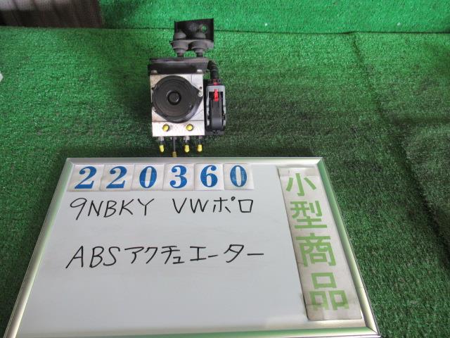メーカー フォルクスワーゲン 車名 VW ポロ 型式類別 12623-0131 グレード 1.4トレンドライン 認定型式 GH-9NBKY 車両タイプ 3ドアハッチバック 年式 H19/1 シフト 4FT 駆動 4×2 通称型式 WVWZZZ9NZ エンジン型式 BKY ミッション型式 アクスル型式 車体色 黒 黒 車体色No トリム色No 走行距離(Km) 99,073 メーカー純正品番 部品メーカー品番 0265 234 397 600614517 保証 1ヶ月/1000km 付加情報 99073Km 0265 234 397 600614517 テストOK K220360 商品情報 ※純正番号およびモデル番号は参考としてください。※リビルト部品を購入される際のお願い【再生部品】と表示されているものをリビルト部品と呼んでいます。リビルト部品の場合には、交換時に取り外した部品をご返却していただく場合があります。詳しくはこちら※大物商品(ドア・ボンネット・バンパー等)は個人宅への配送ができない場合がございます。その場合、最寄りの配送業者支店止め等の対応となりますので、あらかじめご了承ください。 ページ上部へ【中古】中古部品 VW ポロ 9NBKY ABSアクチュエーター 【3330980100-000022036042500】