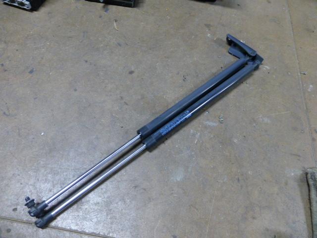 メーカー ダイハツ 車名 タント 型式類別 16010-0011 グレード 660 カスタムXリミテッド 認定型式 DBA-L375S 車両タイプ 5ドアハッチバック 年式 H21/8 シフト 駆動 通称型式 エンジン型式 KF-VE ミッション型式 アクスル型式 車体色 黒 車体色No X06 トリム色No FJ10 走行距離(Km) 68,000 メーカー純正品番 部品メーカー品番 保証 0ヶ月/0km 付加情報 左右セット 商品情報 ※純正番号およびモデル番号は参考としてください。※リビルト部品を購入される際のお願い【再生部品】と表示されているものをリビルト部品と呼んでいます。リビルト部品の場合には、交換時に取り外した部品をご返却していただく場合があります。詳しくはこちら※大物商品(ドア・ボンネット・バンパー等)は個人宅への配送ができない場合がございます。その場合、最寄りの配送業者支店止め等の対応となりますので、あらかじめご了承ください。 ページ上部へ【中古】中古部品 タント L375S バックドアダンパー 【3310410000-001050881077250】