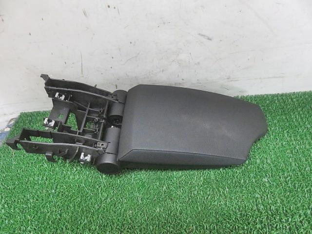 【中古】中古部品 BMW 1シリーズ UD20 コンソールボックス 【3330380100-000034025977100】