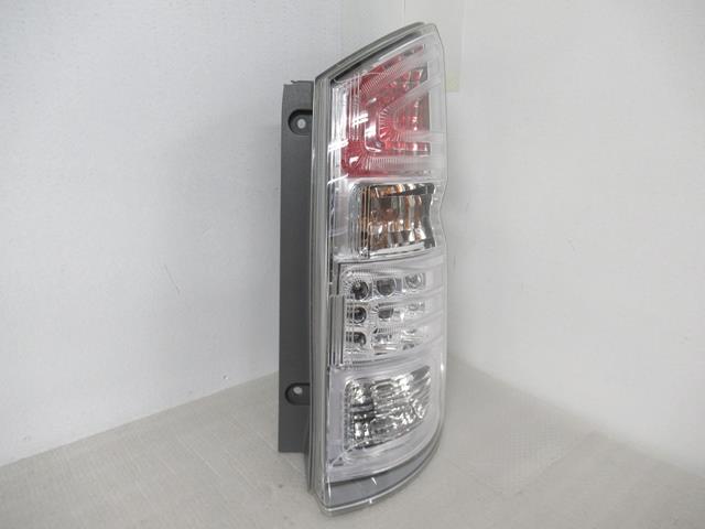 【中古】中古部品 ステップワゴン RK5 右テールランプ 【3380050000-000033315515500】