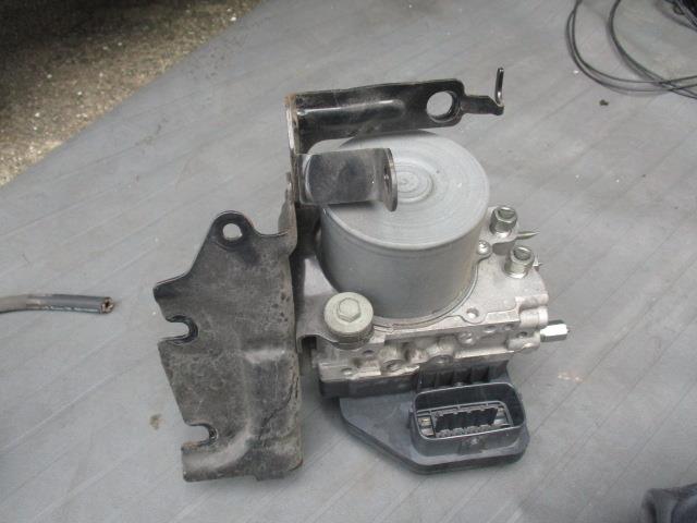 メーカー マツダ 車名 アテンザ 型式類別 17454-0001 グレード 25S Lパッケージ 認定型式 DBA-GJ5FP 車両タイプ 4ドアセダン 年式 H25/9 シフト 6FT 駆動 通称型式 GJ5FP エンジン型式 PY-VPR ミッション型式 アクスル型式 車体色 ジェットブラックマイカ 車体色No 41W トリム色No K2A 走行距離(Km) 96,776 メーカー純正品番 部品メーカー品番 保証 1ヶ月/1000km 付加情報 商品情報 ※純正番号およびモデル番号は参考としてください。※リビルト部品を購入される際のお願い【再生部品】と表示されているものをリビルト部品と呼んでいます。リビルト部品の場合には、交換時に取り外した部品をご返却していただく場合があります。詳しくはこちら※大物商品(ドア・ボンネット・バンパー等)は個人宅への配送ができない場合がございます。その場合、最寄りの配送業者支店止め等の対応となりますので、あらかじめご了承ください。 ページ上部へ【中古】中古部品 アテンザ GJ5FP ABSアクチュエーター 【3310190100-000223019242500】