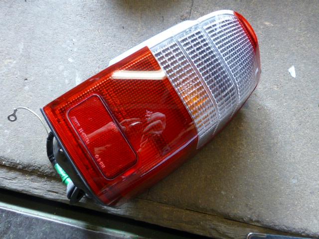 Tail Lamp - 【中古】中古部品 ハイラックスサーフ VZN180W 右テールランプ 【3310410000-001142501115500】