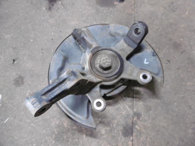 【中古】中古部品 テリオスキッド J131G 左フロントナックルハブ 【3310410000-001297193844340】
