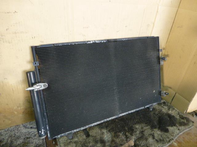 【中古】中古部品 アイシス ZNM10G コンデンサー 【3310410000-001098351560600】