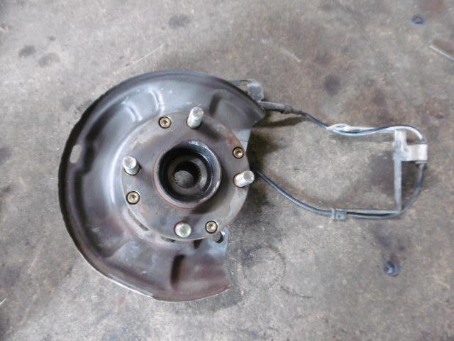 【中古】中古部品 プレオ RA1 右フロントナックルハブ 【3310410000-001421725044310】