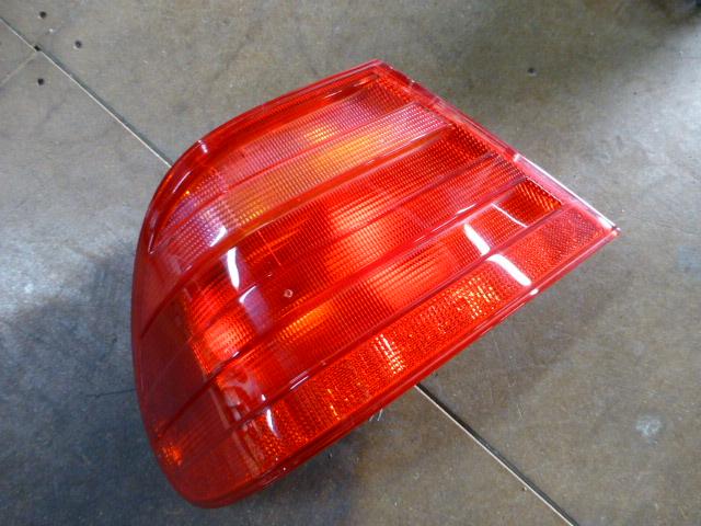 【中古】中古部品 ベンツ Eクラス 210061 左テールランプ 【3310410000-001020401215600】
